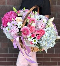 Композиция солнечный день в Фоминское Цветочная композиция из Розы, Хризантемы, Пионы и Лизиантусы в корзине в Фоминское